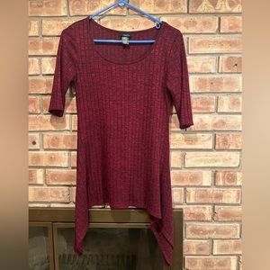 💥 $5 if bundled - Medium RUE21 Burgundy & Black marbled shirt Shark Bite